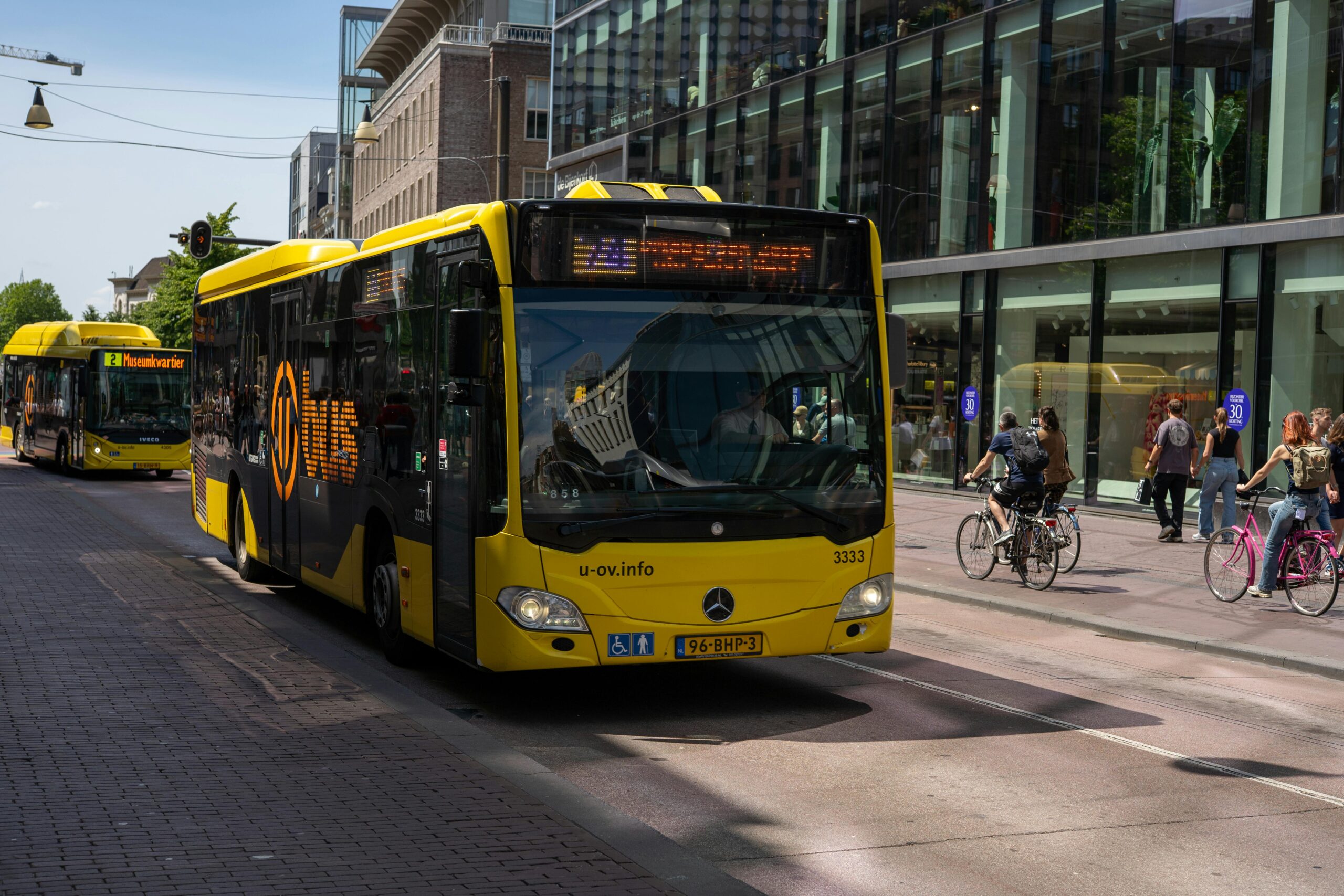 Touringcar Zijkant van een camper in Rotterdam