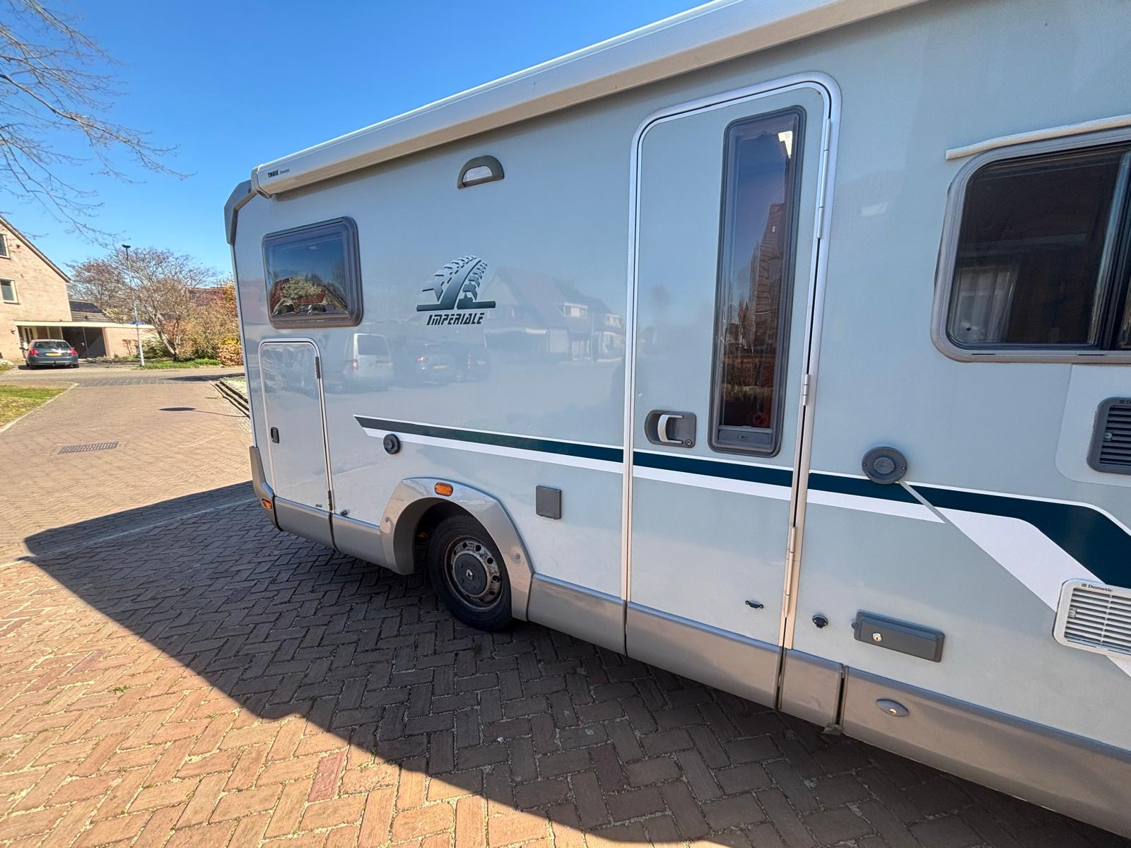 Zijkant camper poetsen Zijkant camper poetsen