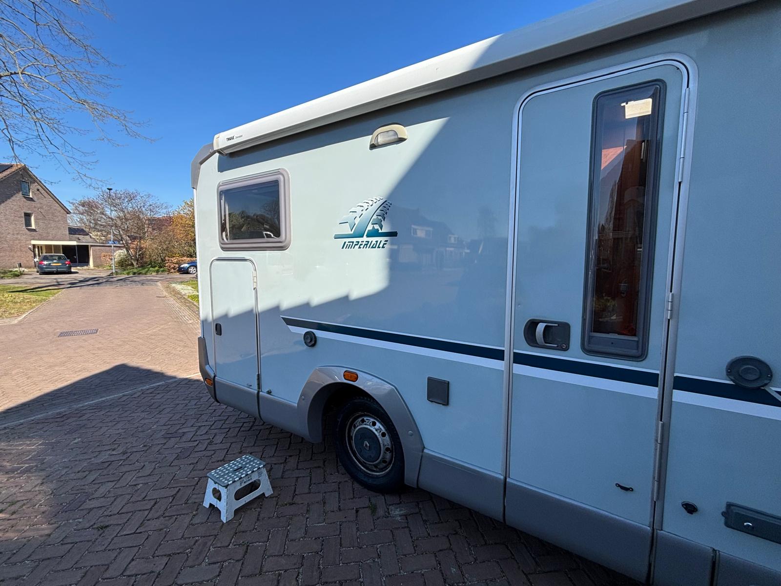 Zijkant camper Zijkant van een camper in Rotterdam